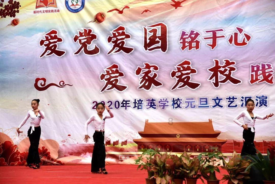李小萌生二胎后健身照流出，穿白背心扎葫芦辫，娃娃脸微胖真减龄